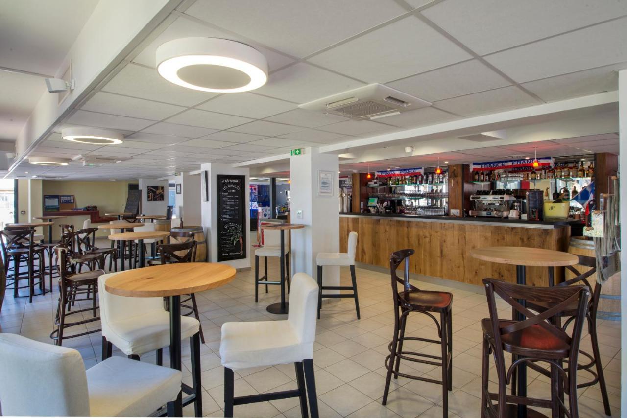 Domaine De Port Aux Rocs Hotel Льо Кроази Екстериор снимка